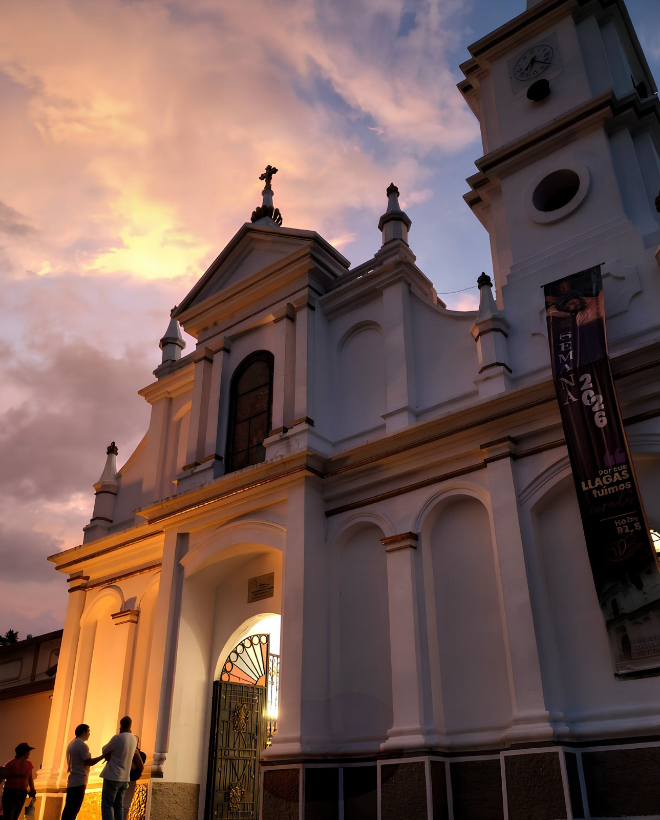 Parroquia Nuestra Señora del Rosario al atardecer